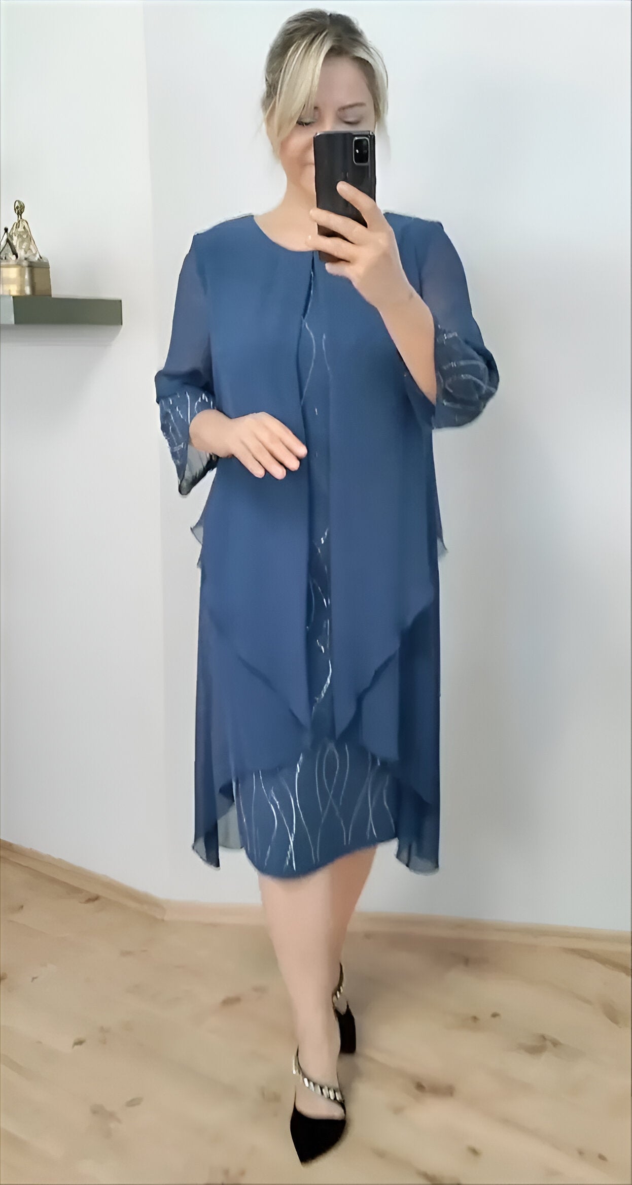 Claudia™ - Tyylikäs, laskeutuva mekko, jossa on päällyste