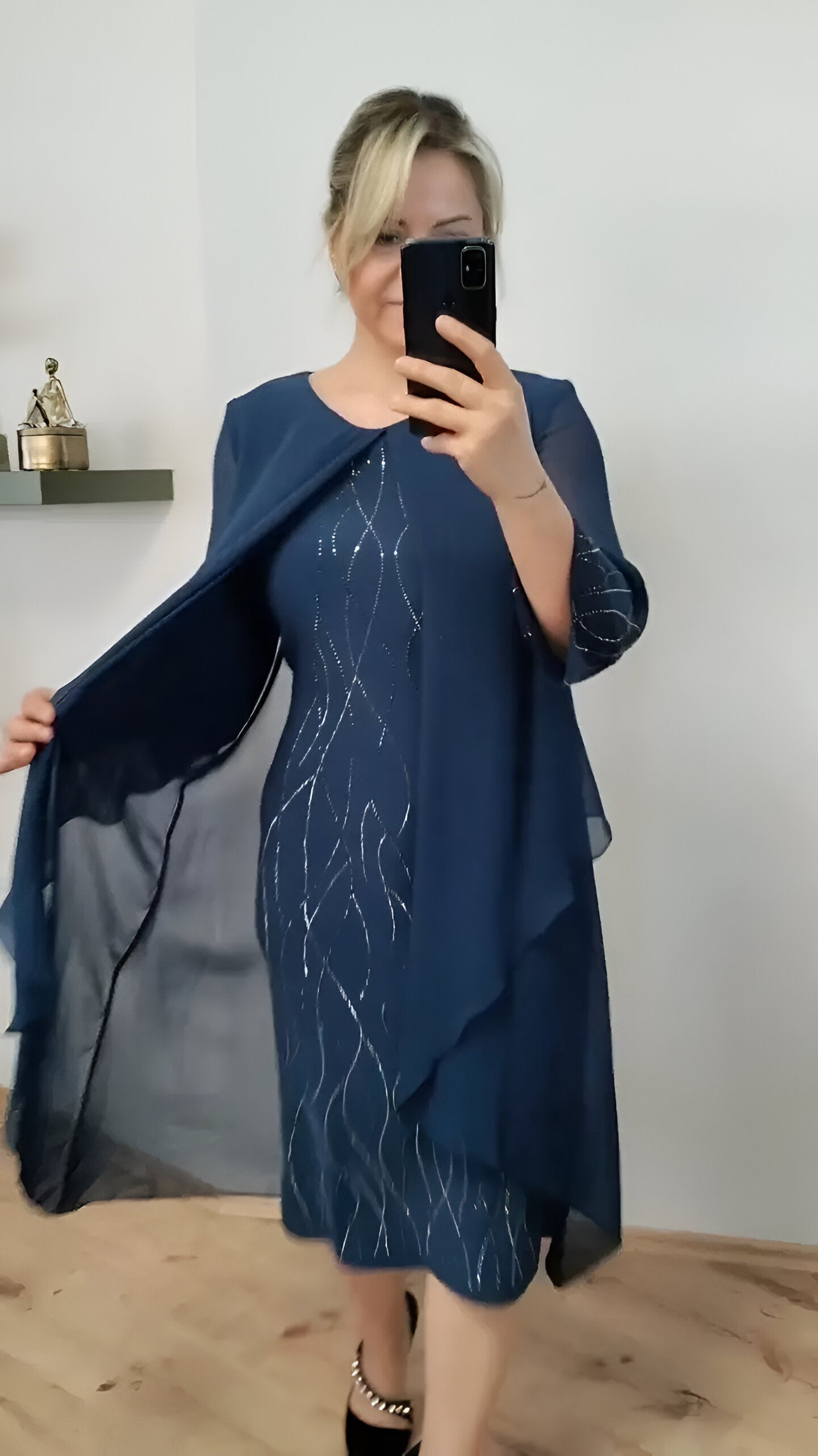 Claudia™ - Tyylikäs, laskeutuva mekko, jossa on päällyste