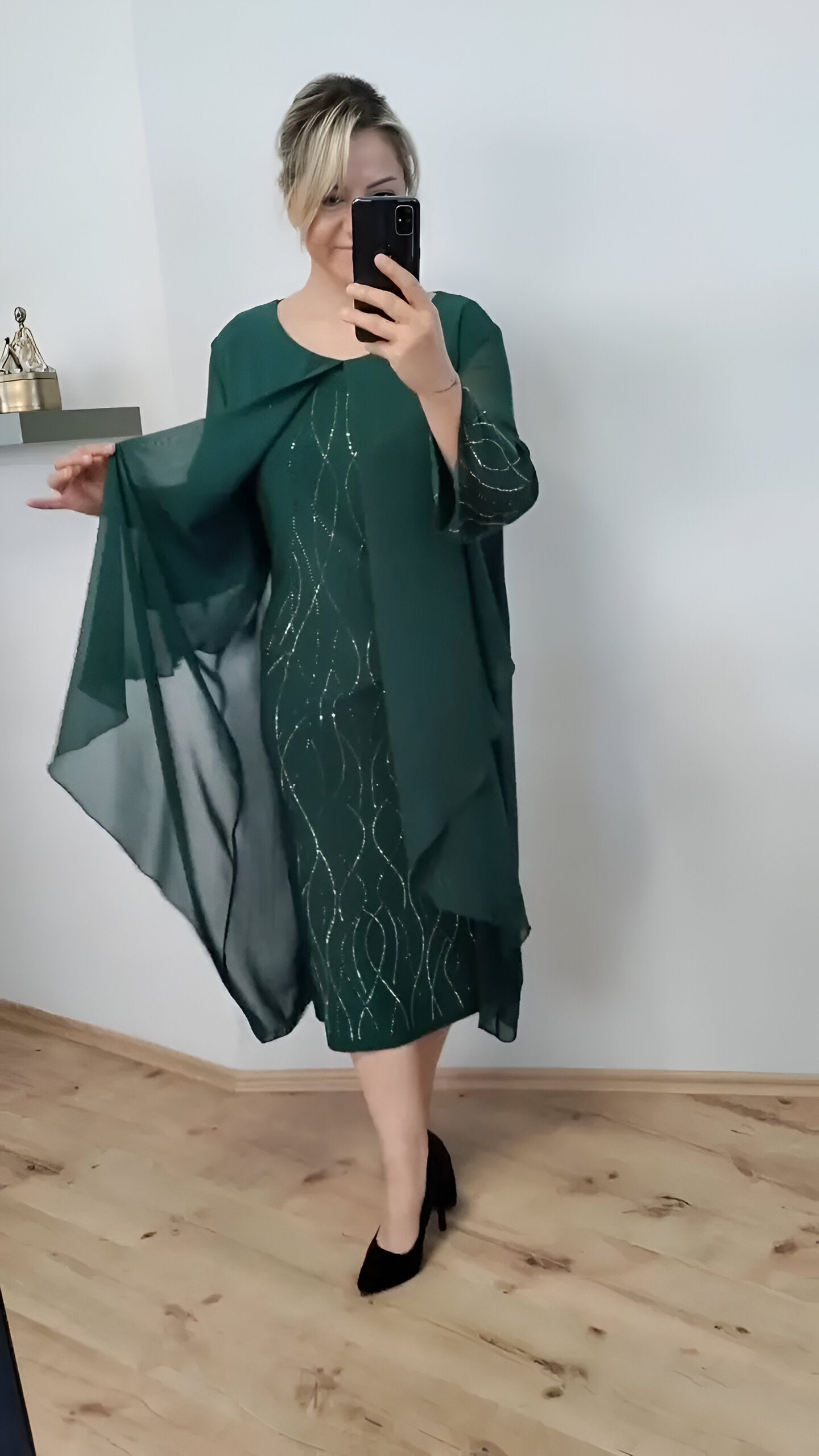 Claudia™ - Tyylikäs, laskeutuva mekko, jossa on päällyste